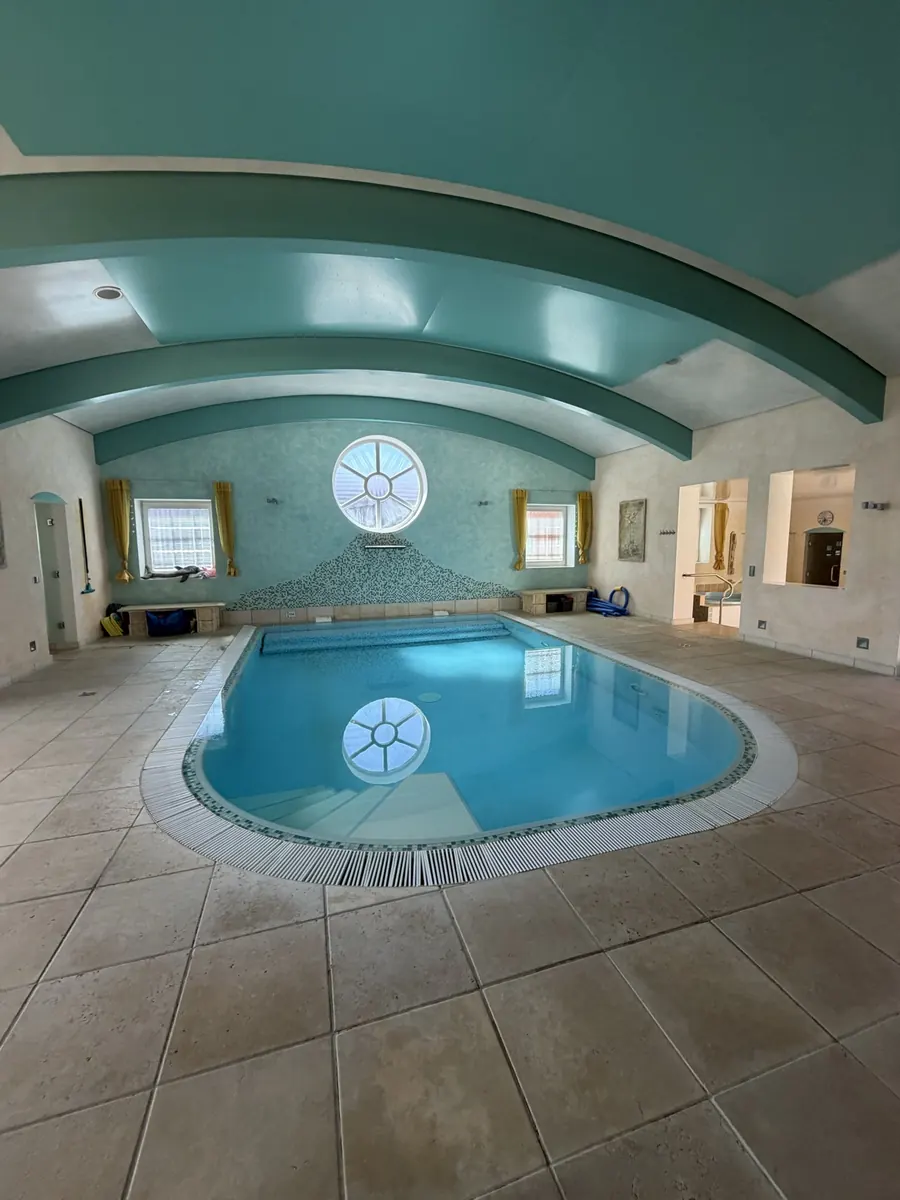 Das Schwimmbad von Schwimmschule Seestern mit gewölbter Decke und rundem Fenster