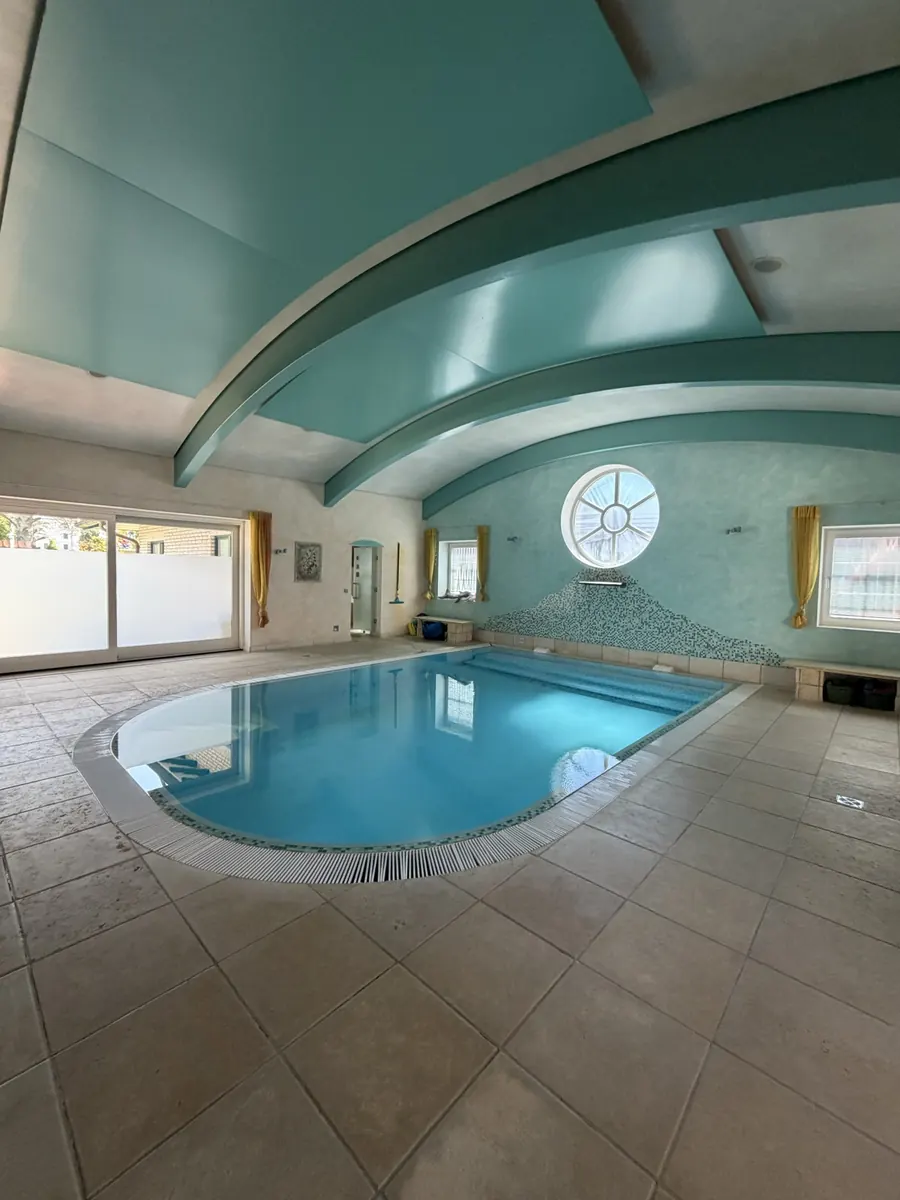 Pool mit Blick zur Terrasse
